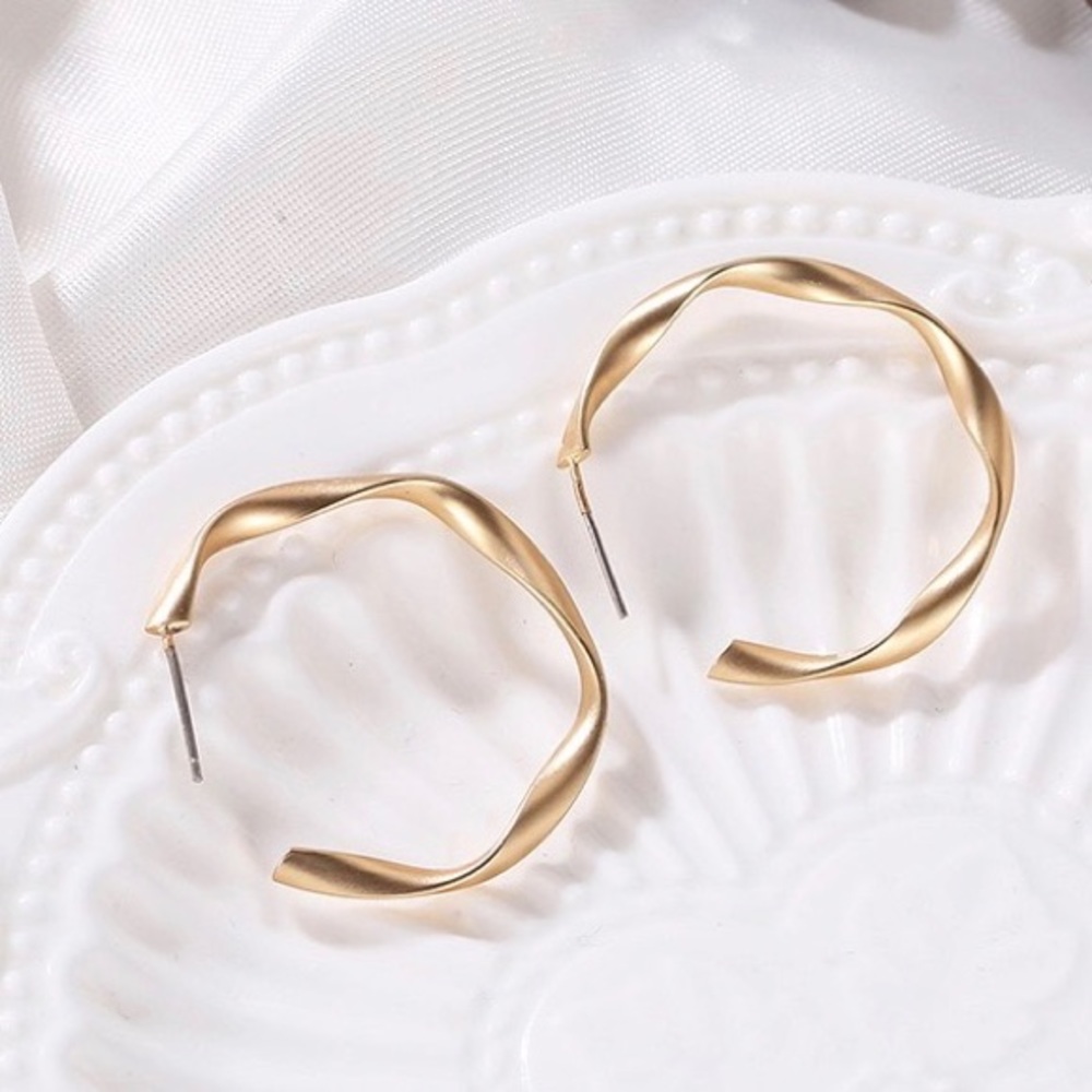 Twist small hood earrings